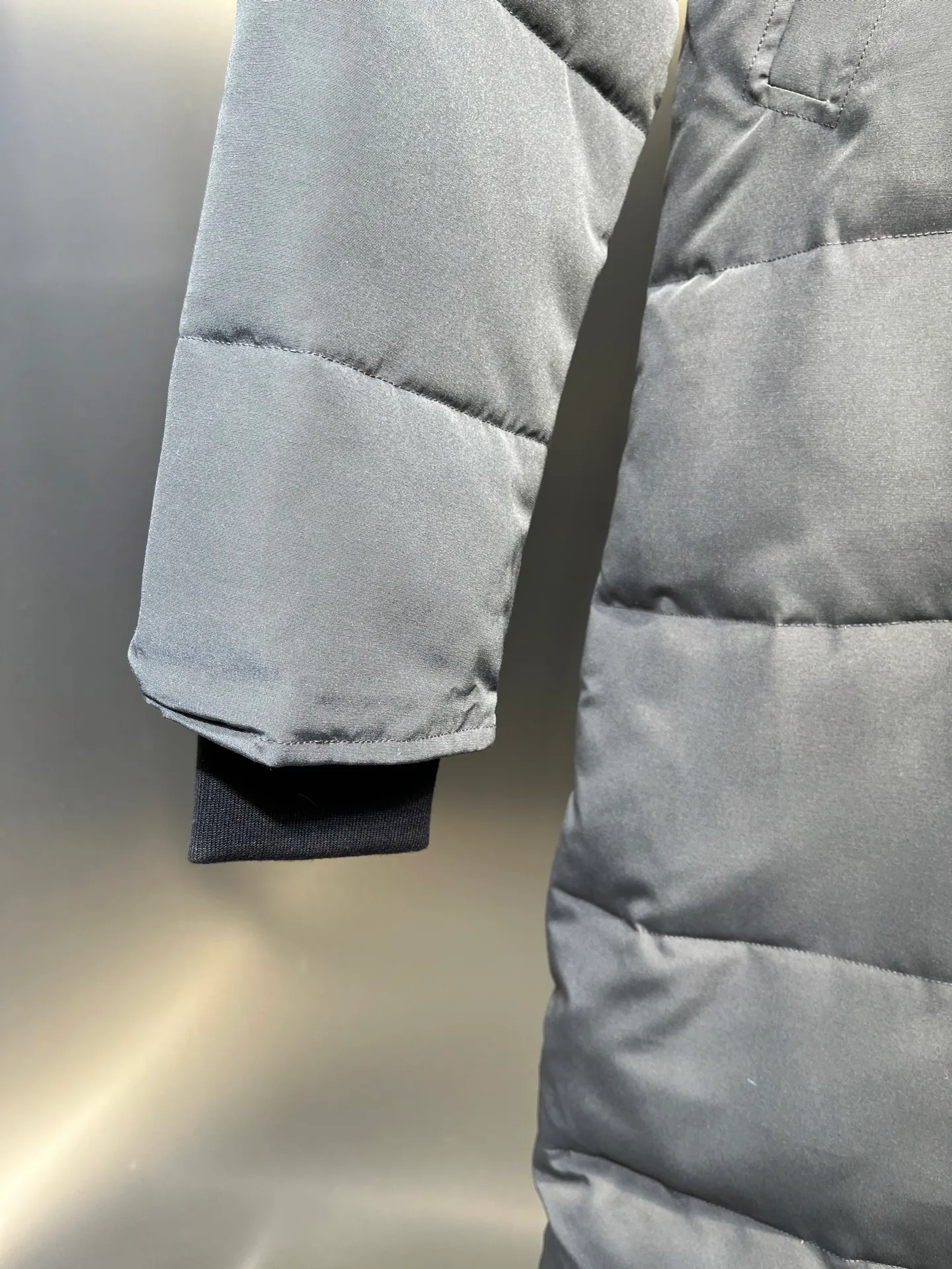 P860 graphite gray) CANADA GOOSE parka 22 styles ➖ Genuine synchronous anti-counterfeiting chip sensor! ➖ Imported 21-count polyester-cotton blended original fabric [last year’s 16-count/18-count hard fabrics have been completely eliminated, this year all use 21-count genuine synchronous fabrics, the soft mid-strap feels delicate and textured], genuine synchronous Feather-Light 10D waterproof coating fabric, made of 84.5 polyester fiber and 15.5 cotton, 100% the best feel in the entire network! ➖ The genuine official website is synchronized with the national standard 80 white duck down, you can check the official website customer service, there will never be a series of misleading claims such as 90 down or goose down! ➖ Using the best nylon lining with double double-layer sealing design, velvet-proof No. 7 needle + grid-filled down ready-made garments, there is 100% no so-called velvet running! ➖ The cuffs are designed with thickened seamless threads, and the collar and pockets are lined with top-quality polar fleece to keep you warm and comfortable! ➖ Yoshida YKK provides original custom-made electroplated sliders. YKK two-way lockable zippers are tight and smooth and will not peel off paint! ➖ 3M composite guarantees that the Velcro is the same as the original, durable, and all accessories and hardware are custom-made! ➖ Imported BEHRINGER embroidery machine to customize the 10,000-needle embroidery logo, 98% of which can be reproduced to restore the original logo. You can check and compare on the official website! ➖ The fur collars are all made of large pieces of Western Canadian blue wolf hide, ensuring that each fur collar is 13-15cm wide! size：xs-xl